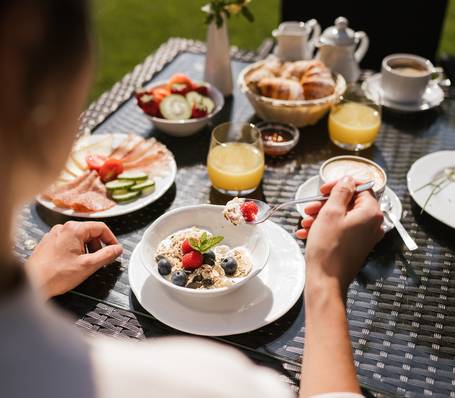 Frühstückstisch im Hotel Bauhof mit Müsli, frischem Obst und Getränken Frühstückstisch im Hotel Bauhof mit Müsli, frischem Obst und Getränken