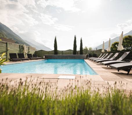 Panoramablick vom Innenpool des Hotel Bauhof auf die Berge in Südtirol Panoramablick vom Innenpool des Hotel Bauhof auf die Berge in Südtirol