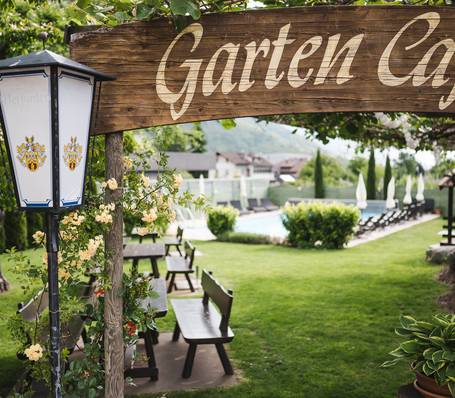 Gartencafé mit Terrasse im Hotel Bauhof in Latsch, Südtirol Gartencafé mit Terrasse im Hotel Bauhof in Latsch, Südtirol