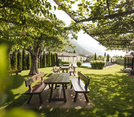 Moderner Hotelgarten mit Liegestühlen und Bergblick im Hotel Bauhof Latsch Moderner Hotelgarten mit Liegestühlen und Bergblick im Hotel Bauhof Latsch