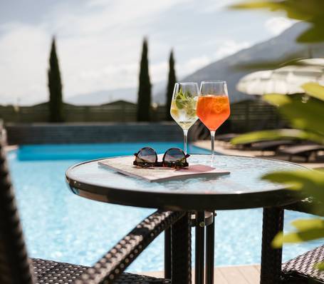 Infinity-Pool mit Aperitif und Dolomitenblick im Hotel Bauhof Latsch Infinity-Pool mit Aperitif und Dolomitenblick im Hotel Bauhof Latsch