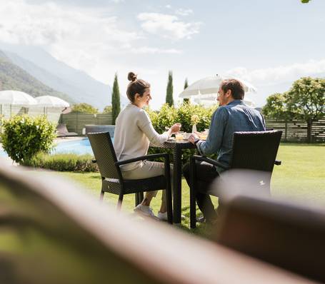 Frühstück im Hotel Bauhof: Gäste genießen ein reichhaltiges Frühstücksbuffet im modernen Speisesaal Frühstück im Hotel Bauhof: Gäste genießen ein reichhaltiges Frühstücksbuffet im modernen Speisesaal