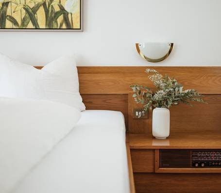 Modernes Hotelzimmer Hasenöhrl im Hotel Bauhof mit Doppelbett, Holzmöbeln und Bergblick Modernes Hotelzimmer Hasenöhrl im Hotel Bauhof mit Doppelbett, Holzmöbeln und Bergblick