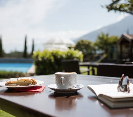 Frischer Apfelkuchen und Tasse Kaffee auf Holztisch im Hotel Bauhof Frischer Apfelkuchen und Tasse Kaffee auf Holztisch im Hotel Bauhof