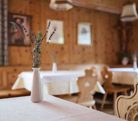Gemütliche Zirmstube mit traditioneller Holzeinrichtung im Hotel Bauhof Gemütliche Zirmstube mit traditioneller Holzeinrichtung im Hotel Bauhof